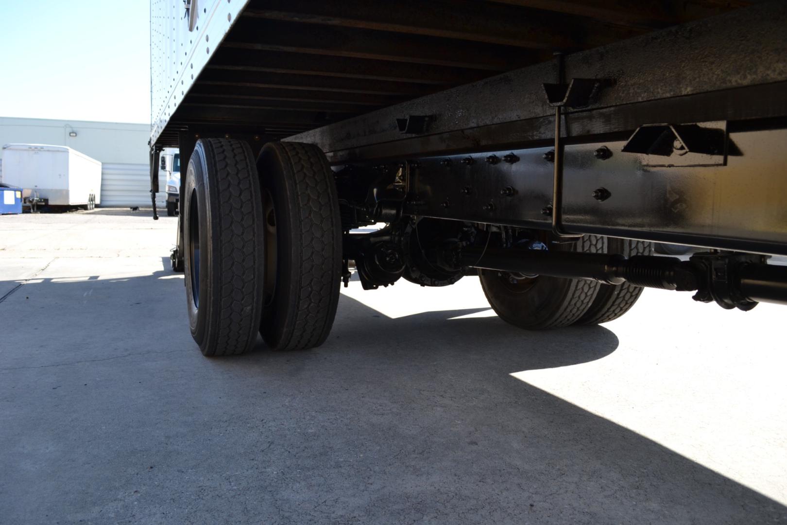 2018 WHITE /BLACK FREIGHTLINER M2-106 with an DETROIT DD5 5.1L 210HP engine, ALLISON 2100HS AUTOMATIC transmission, located at 9172 North Fwy, Houston, TX, 77037, (713) 910-6868, 29.887470, -95.411903 - 25,550LB GVWR NON CDL, SUPREME 26FT BOX , 13FT CLEARANCE, 97" X 102", MAXON 3,000LB CAPACITY ALUMINUM LIFT GATE, E-TRACKS, 80 GALLON FUEL TANK, SPRING RIDE, COLD A/C - Photo#8